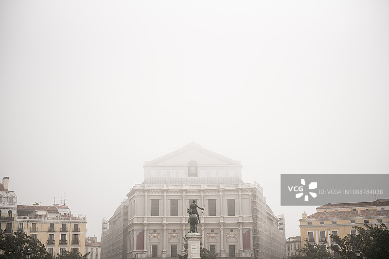 西班牙马德里东方广场的皇家剧院，雾天图片素材
