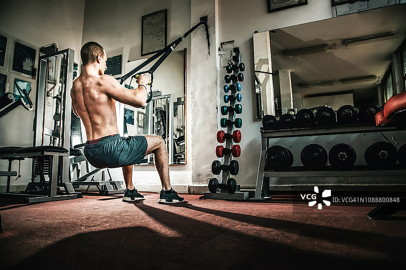 健身房悬挂训练图片素材
