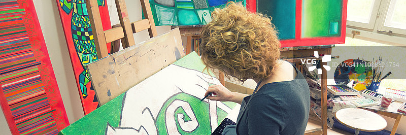 女艺术家用彩色蜡笔画猫图片素材