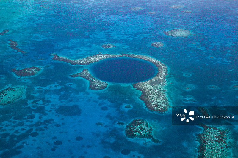 中美洲伯利兹海岸的大蓝洞图片素材