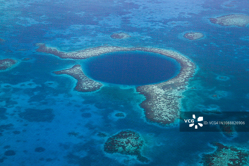 中美洲伯利兹海岸的大蓝洞图片素材