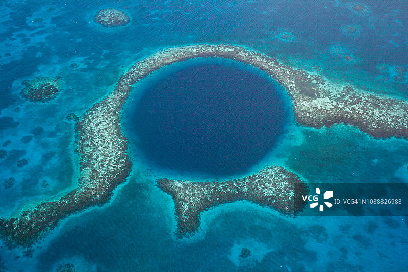 中美洲伯利兹海岸的大蓝洞图片素材