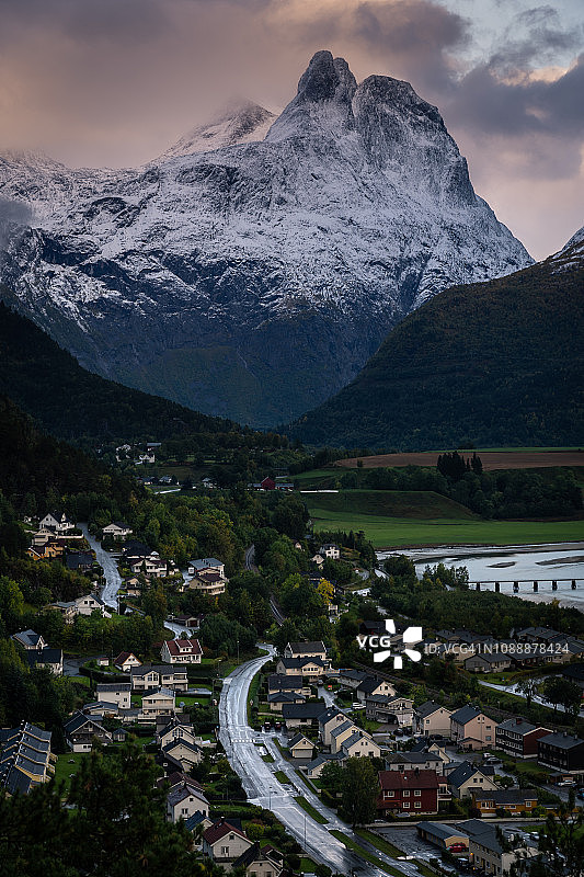 挪威罗姆斯达尔安达尔斯内斯镇日落时分的罗姆斯达尔峰图片素材