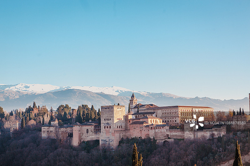 日落下的西班牙安达卢西亚格拉纳达阿罕布拉宫图片素材