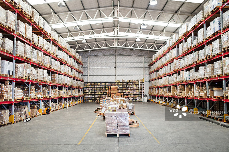 配送仓库中的大型货架图片素材