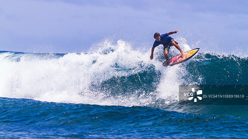 印度尼西亚，在太平洋上冲浪图片素材