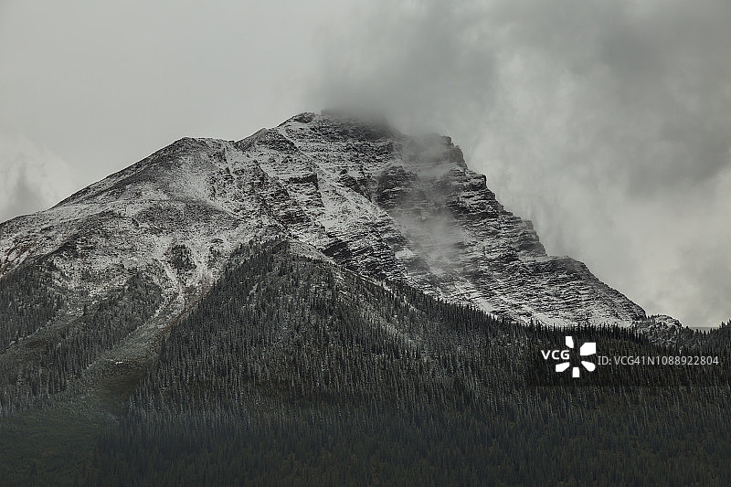 多云天气下的山峰特写图片素材