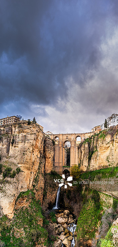 带有天空复制空间的龙达垂直全景图片素材