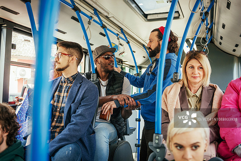 公共汽车上的扒窃行为图片素材