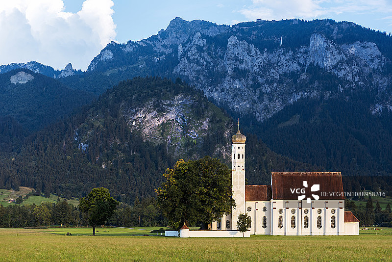 德国巴伐利亚阿尔卑斯山科洛曼教堂的田园风光图片素材