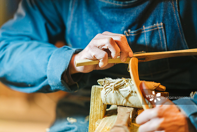 亚洲男人制作木工艺品图片素材
