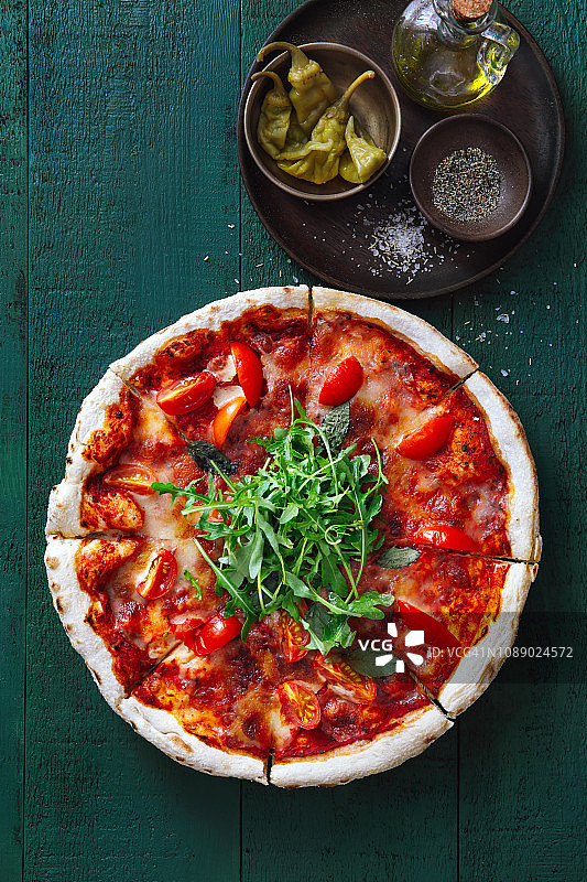 番茄酱芝麻菜素食披萨图片素材