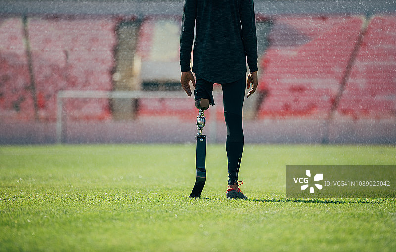 站在草地上的残疾运动员图片素材