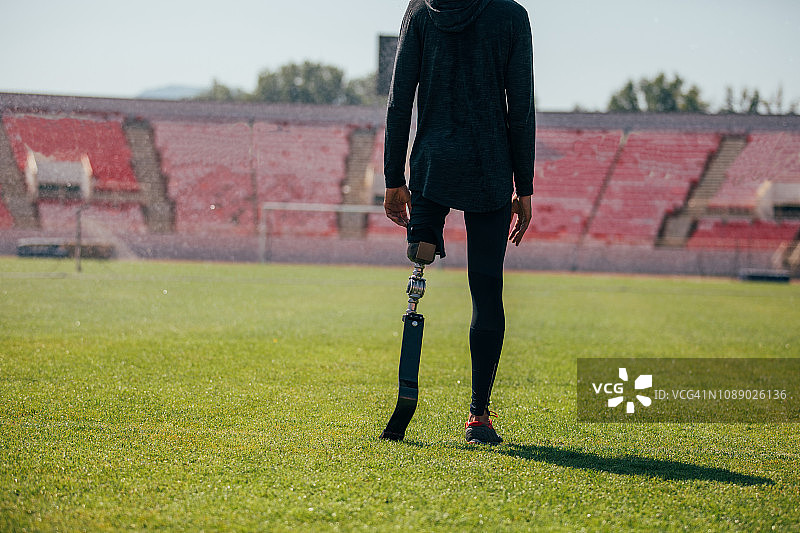 在体育场上的残疾运动员图片素材