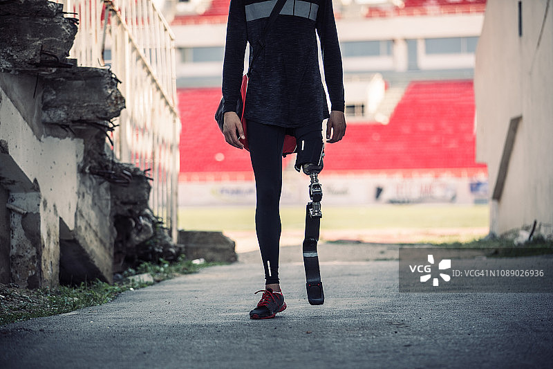 去训练的残疾男子图片素材