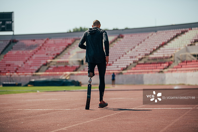 赛道上的残疾男子图片素材