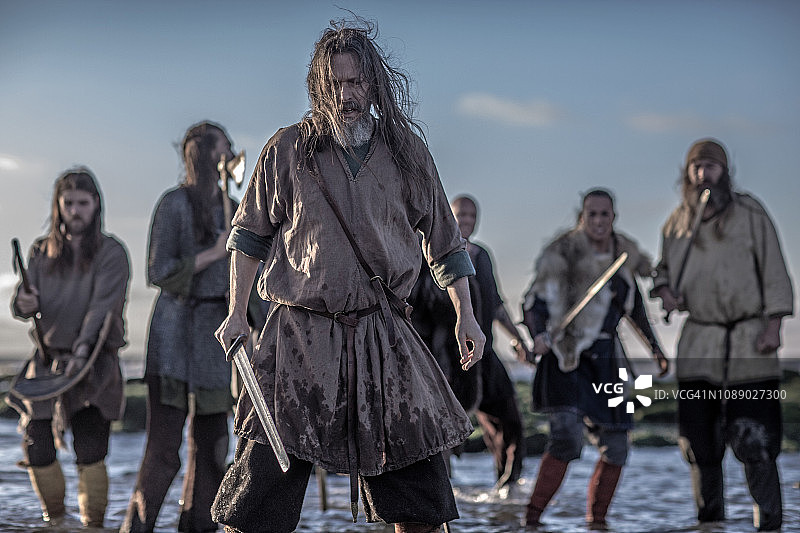 在海滩上作战的维京勇士图片素材
