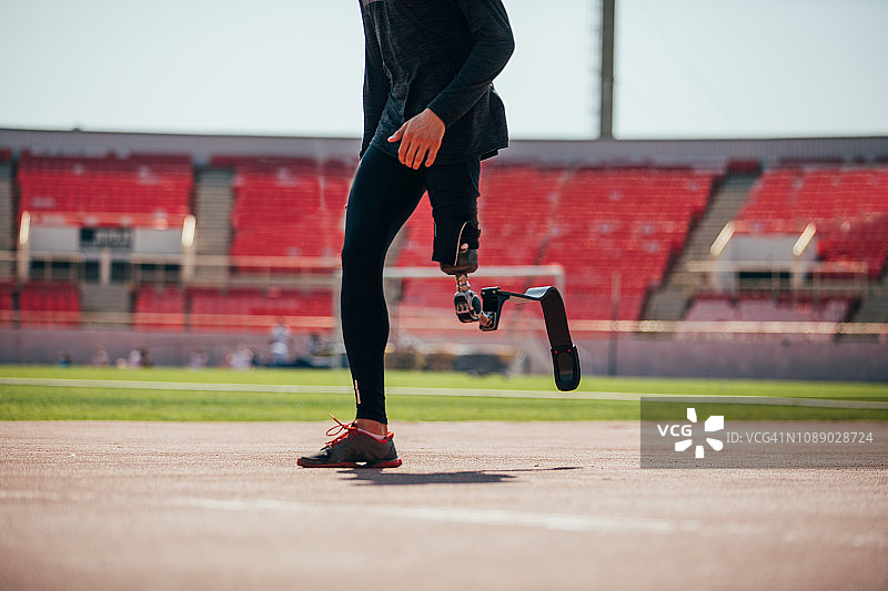 截肢运动员进行腿部训练图片素材