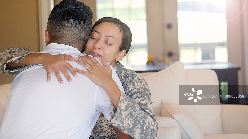 女兵拥抱丈夫图片素材