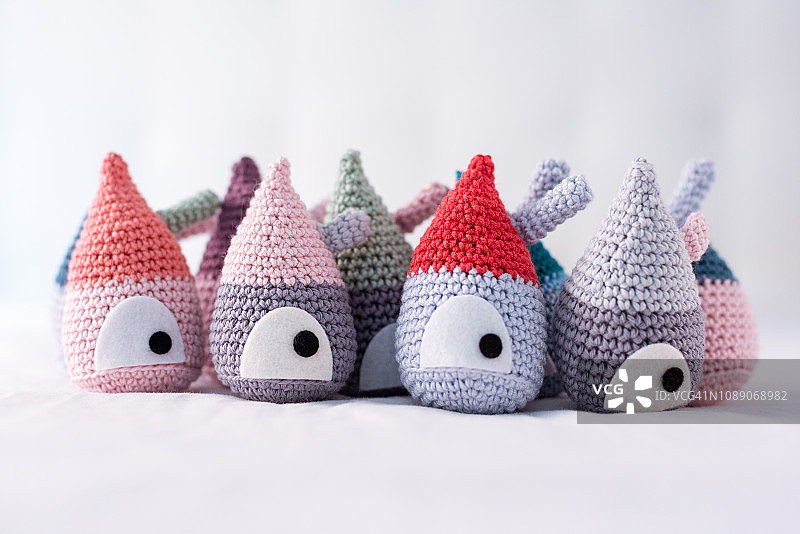 一排手工钩编的娃娃屋（不同颜色）图片素材