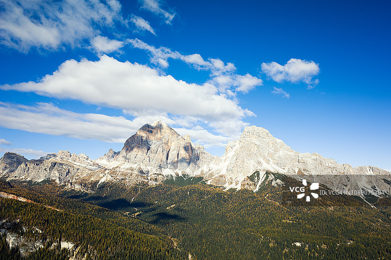 意大利多洛米蒂阿尔卑斯山的壮丽双峰图片素材