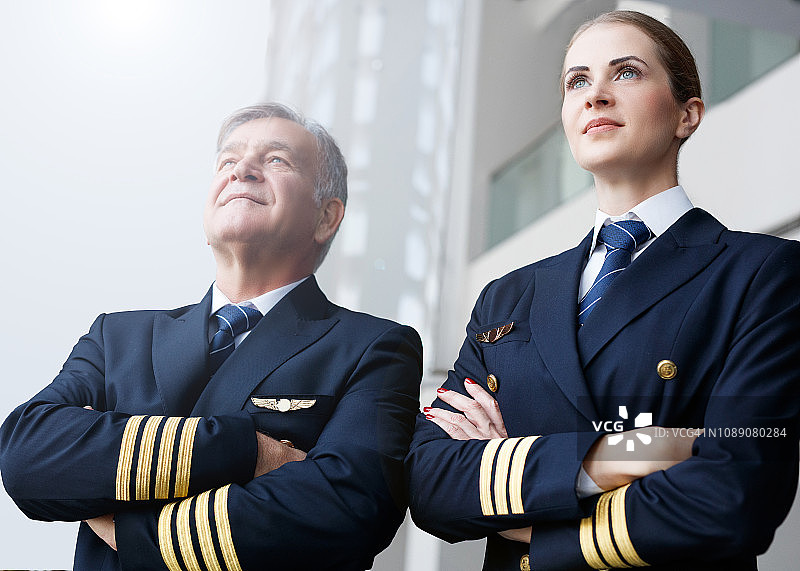 自信的飞行员看着窗外图片素材