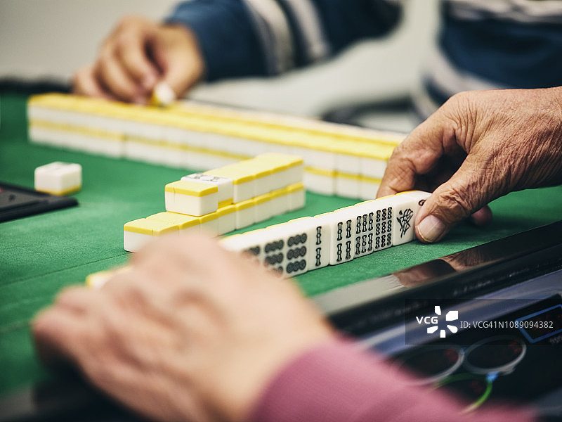 玩麻将的日本老年人图片素材