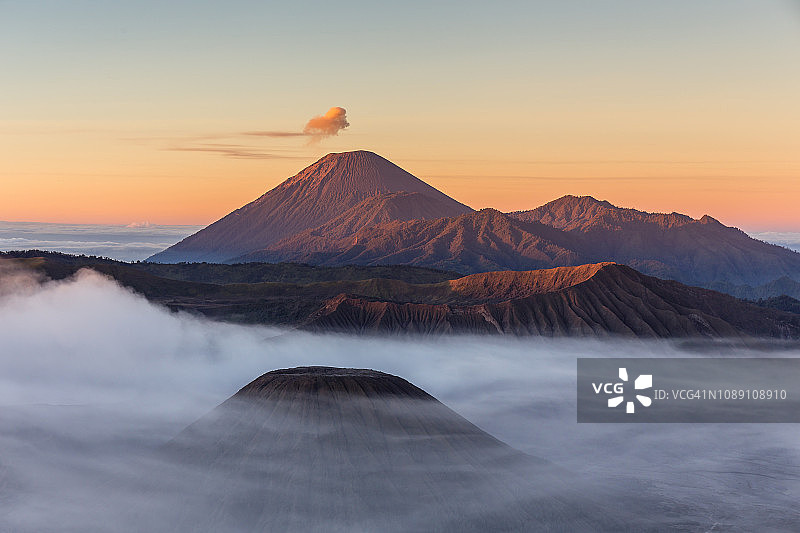 布罗莫火山日出图片素材
