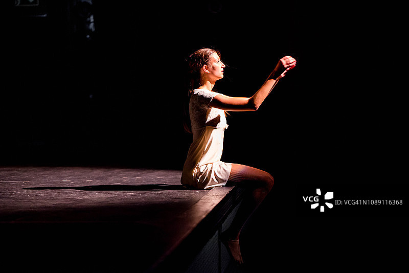 在剧院舞台上表演的年轻舞者图片素材