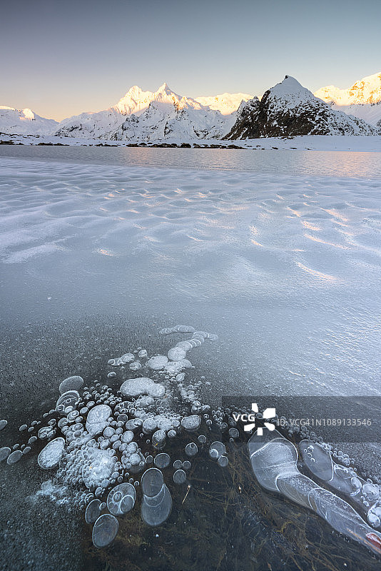意大利瓦尔泰利纳Andossi湖的冰冻气泡图片素材