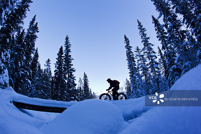 冬季山地自行车探险图片素材