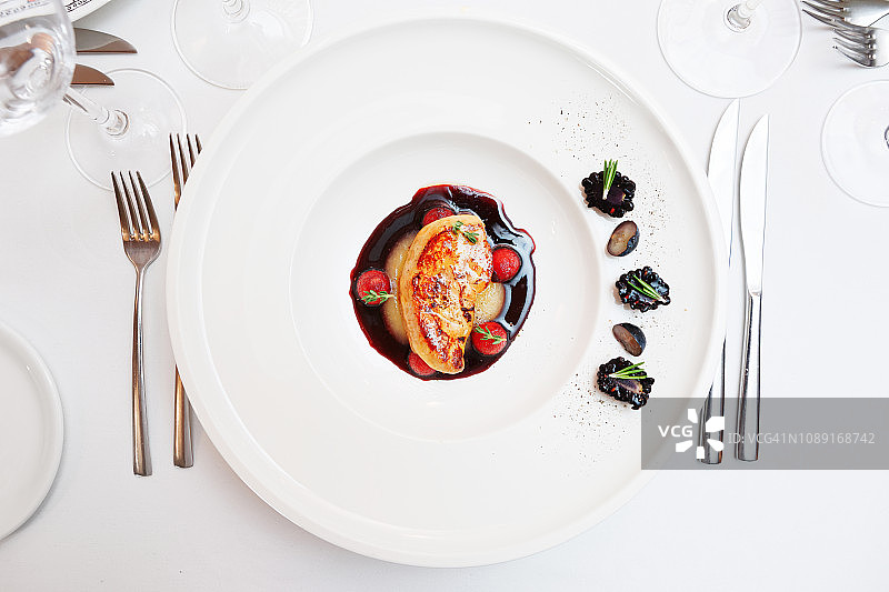 餐厅餐桌上的鹅肝菜肴图片素材