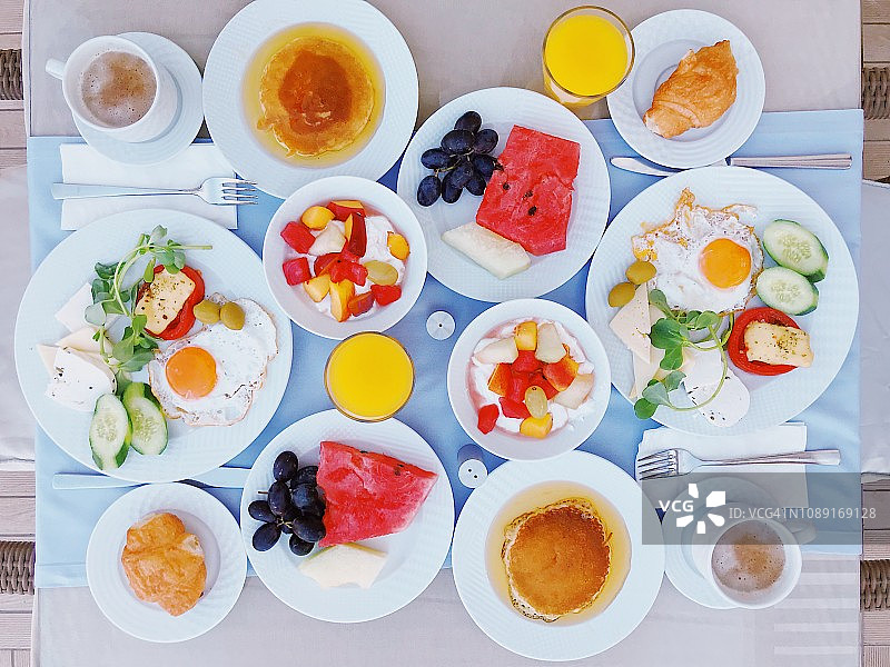 俯视角度：海滨酒店的煎蛋水果早餐图片素材