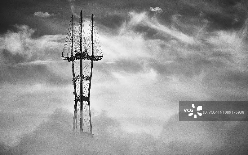 旧金山索特罗塔，出现在雾蒙蒙的天空和云层后面图片素材