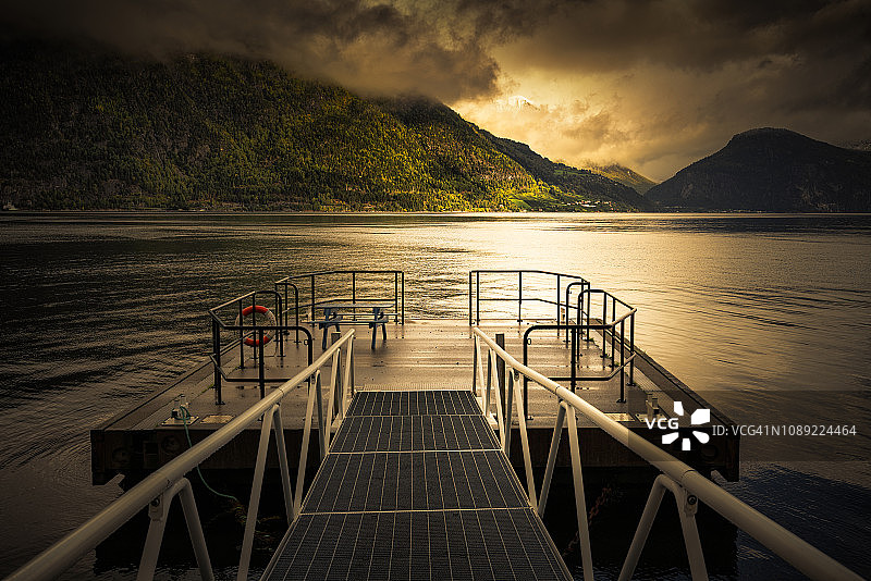 峡湾中的渡轮码头图片素材