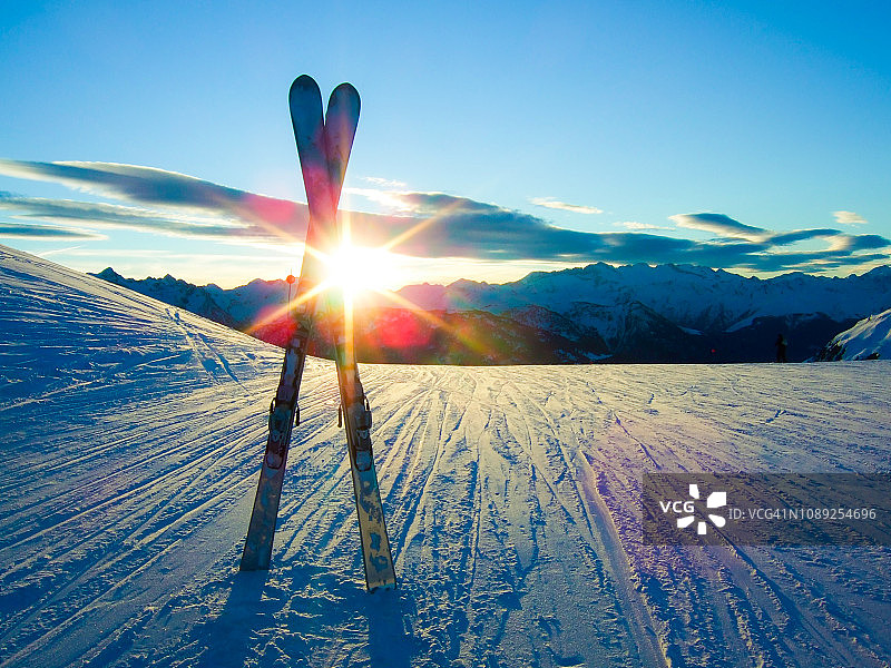 滑雪坡上的交叉滑雪板图片素材