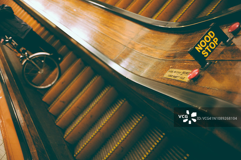 复古自动扶梯和骑自行车的男人图片素材