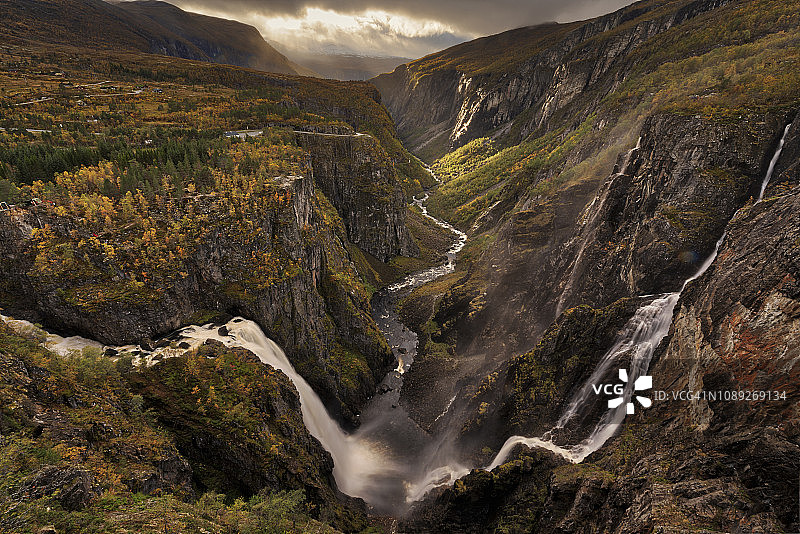秋色环绕的沃林瀑布美景图片素材