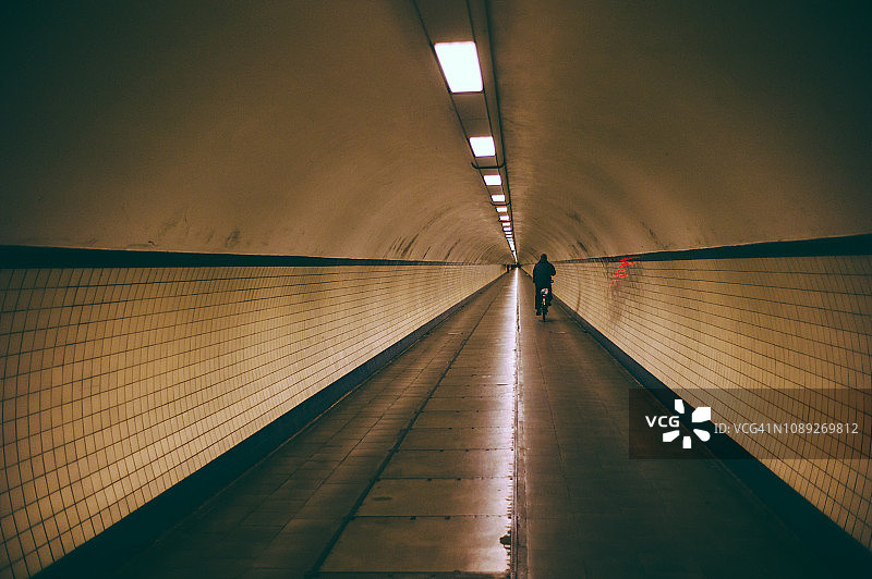 隧道内的自行车手图片素材