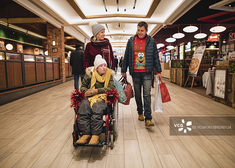 在购物中心圣诞节购物图片素材