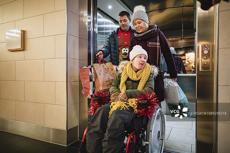 在购物中心里进行圣诞购物图片素材