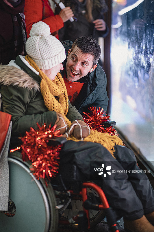 父亲的圣诞节喜悦图片素材