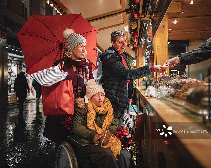 圣诞市场的寒冷夜晚图片素材