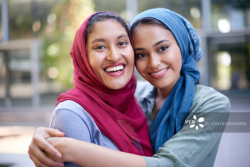 在校园里相遇，现在我们是最好的朋友图片素材