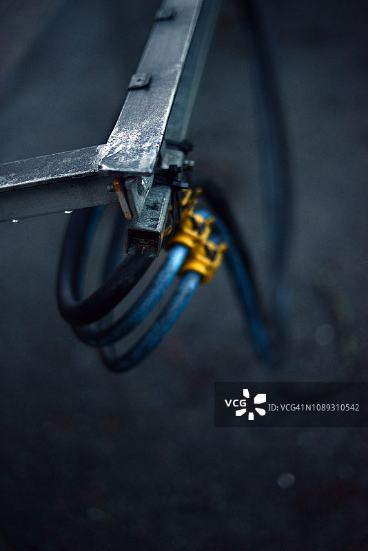 固定在金属支架上的蓝色电缆图片素材