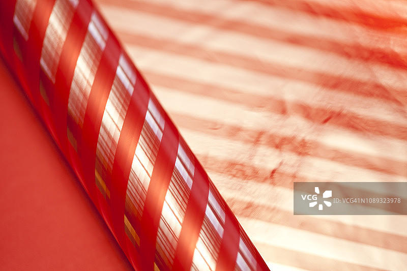 红色条纹玻璃纸图片素材
