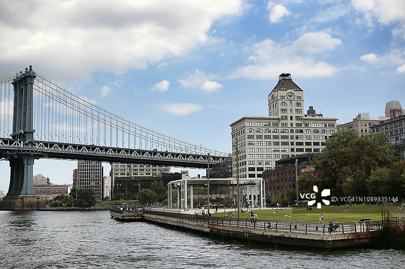 从纽约市布鲁克林大桥公园观看曼哈顿大桥图片素材