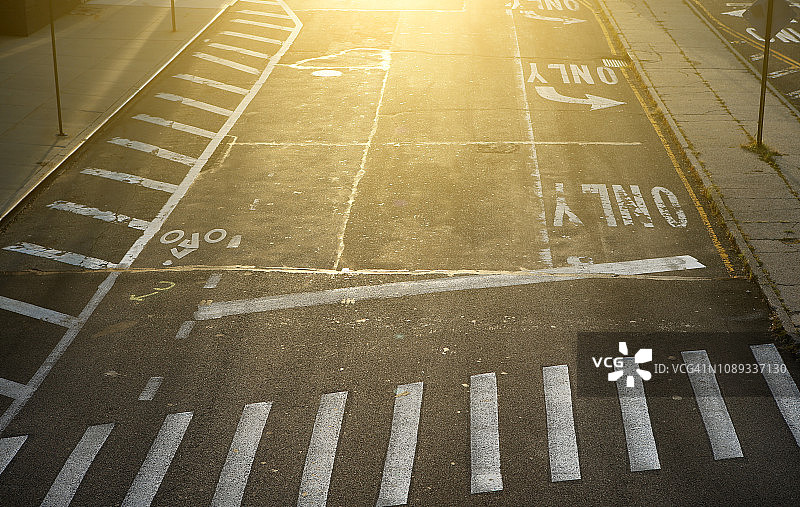 俯视：美国纽约市布鲁克林区Dumbo的空旷街道图片素材