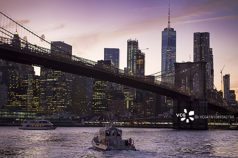 日落时分从布鲁克林Dumbo河岸看到的曼哈顿和布鲁克林大桥天际线，纽约市，美国图片素材