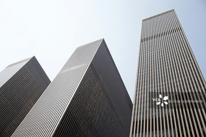 从下往上看美国纽约市曼哈顿中城的办公高楼图片素材
